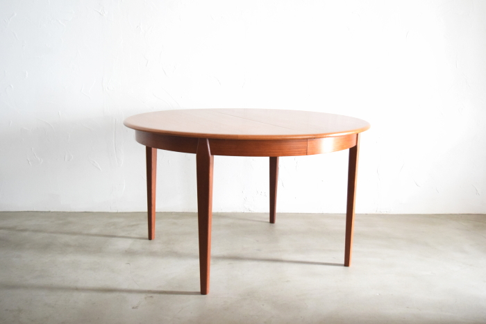 Round Dining Table with two leaves