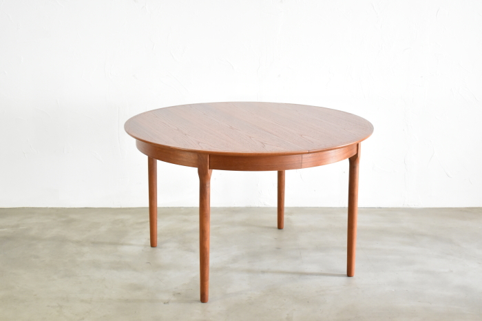 Round Dining Table with two leaves